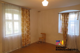 Dom z budynkami gospodarczymi- Karczówka